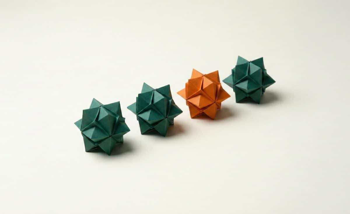 דגמים גיאומטריים של מוקשים מסודרים בשורה על משטח בהיר.