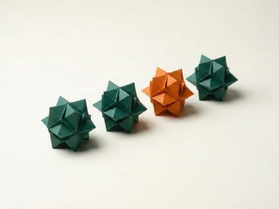 דגמים גיאומטריים של מוקשים מסודרים בשורה על משטח בהיר.